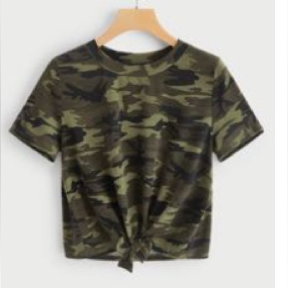 💚Shein Camouflage Tie-Front T-Shirt